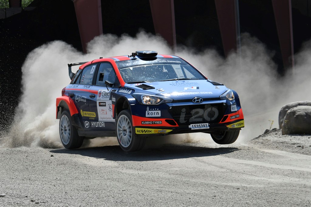 Simon Vallentin og Peter Egholm sprang med lørdagens tredjeplads frem i køen og er i deres Hyundai i20 R5 kommet endnu tættere på en topplacering i Dansk Super Rally 2021 og den 4-hjulstrukne RC2-klasse.
(Foto: specialpressen@gmail.com)